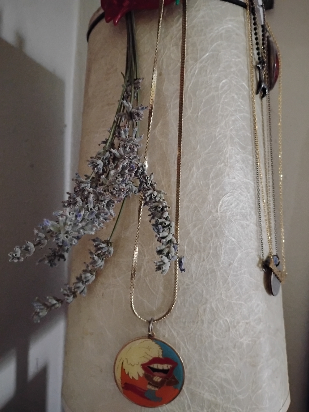 Vintage Weird Surfing Lips Enamel Pendant Necklace w/ chain - Picture 2 of 2